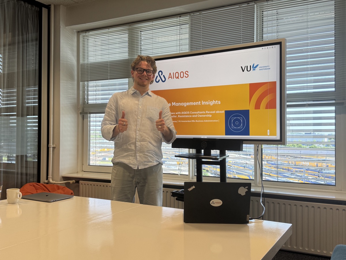 Daan presenting the AIQOS Change Story at the AIQOS office, Den Haag